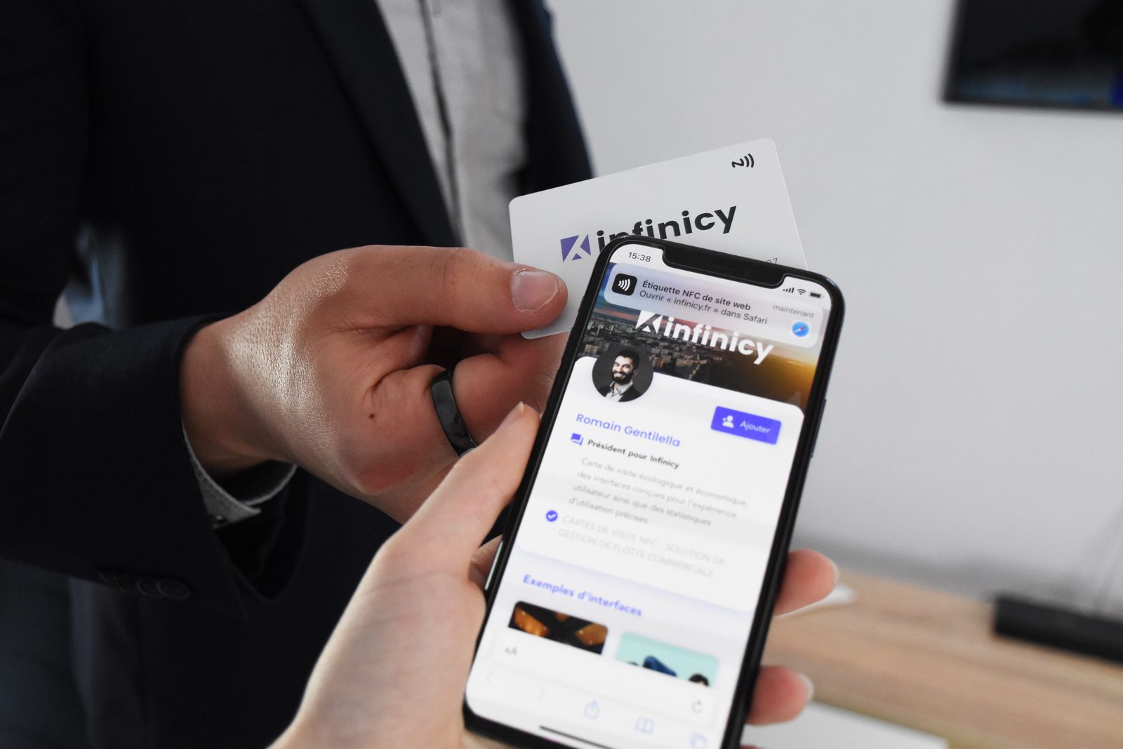 Carte de visite NFC Infinicy approchée d'un iPhone : la notification propose d'ouvrir l'interface