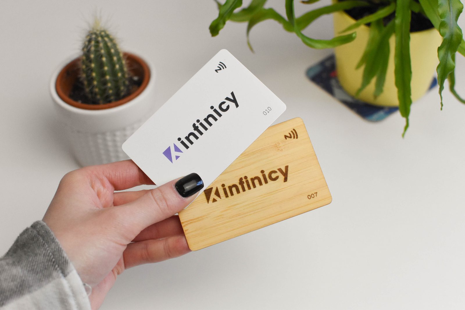 Cartes de visite connectées Infinicy en PVC blanc et en bambou, avec leur numéro unique