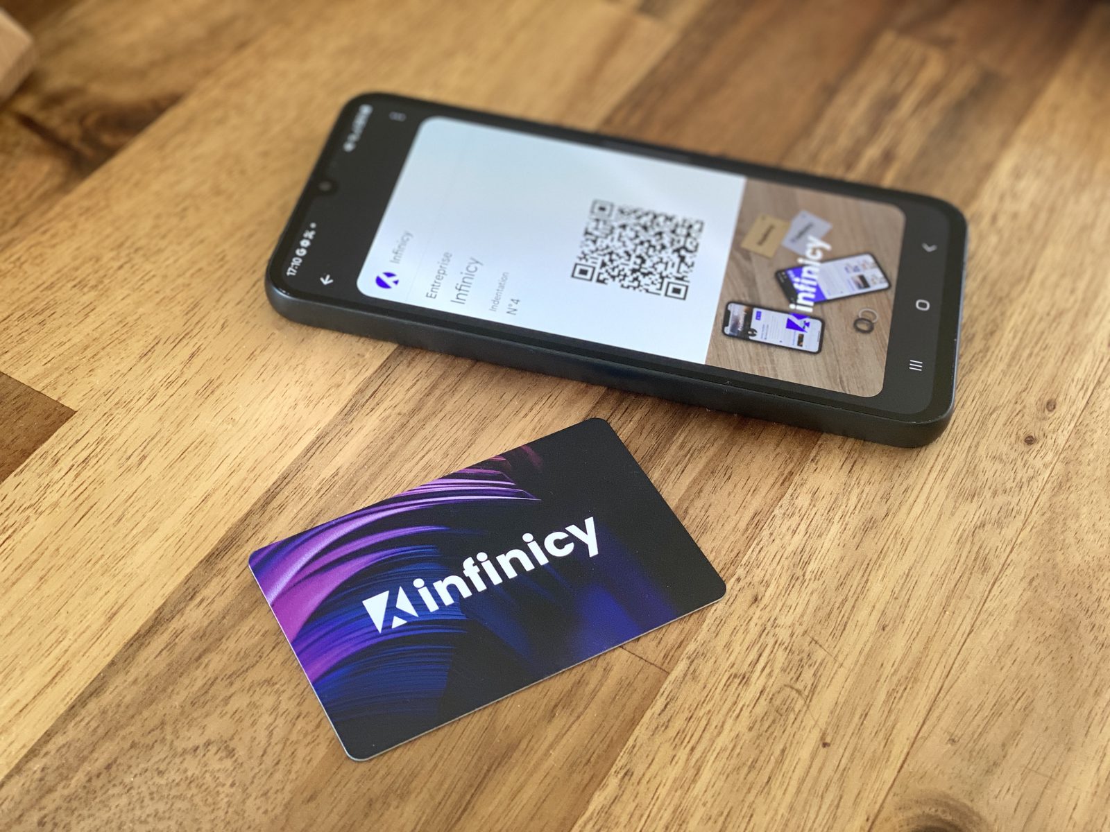 Carte de visite Infinicy dans Google Wallet, à côté de la carte NFC physique