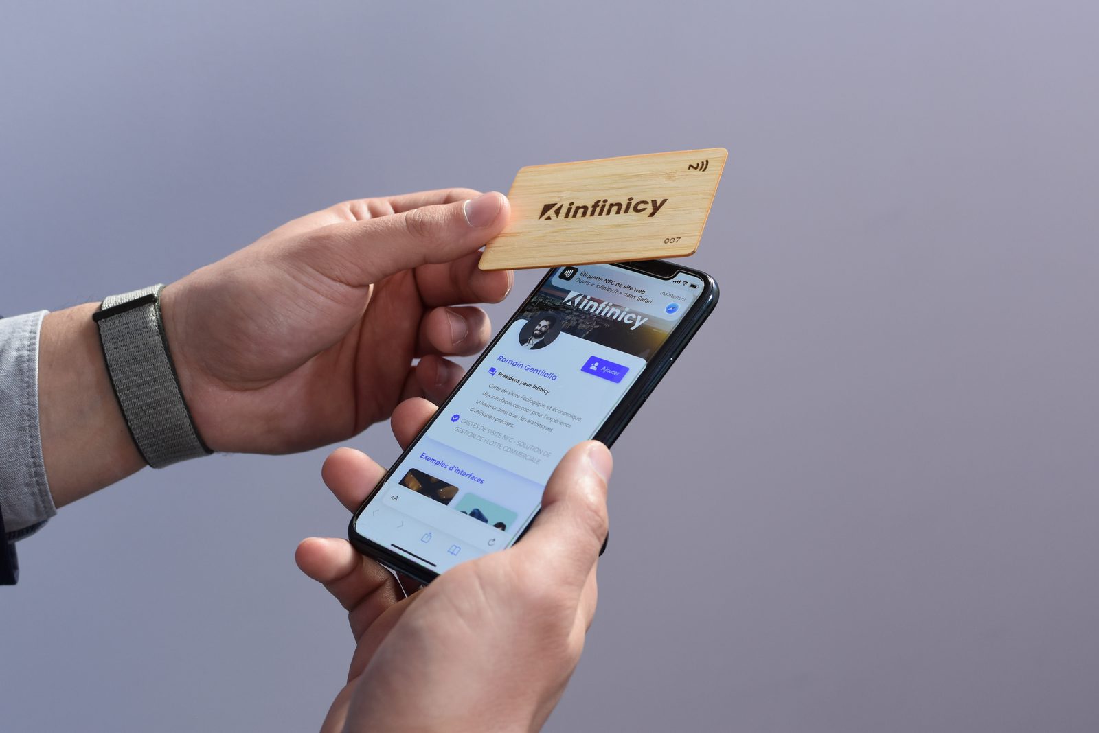 Carte NFC ou QR code : quel format choisir pour votre carte de visite en 2026 ?